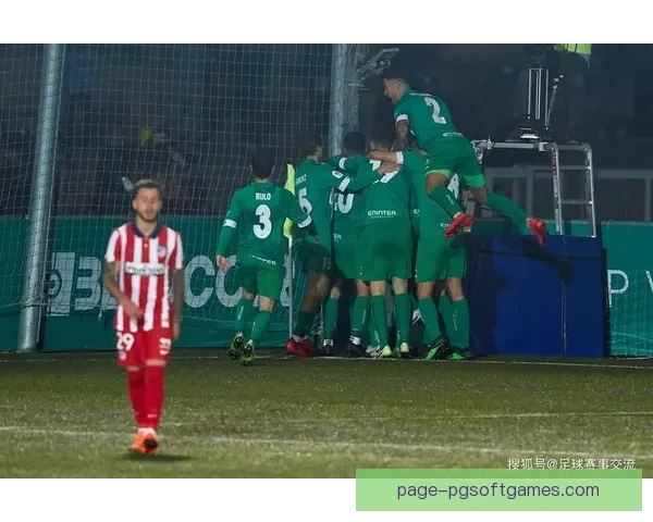 炎热沙滩上的足球竞技热潮